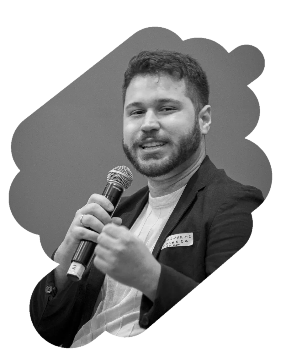 Guilherme Lacerda, estrategista de growth da gui.marketing, falando ao microfone em um evento.