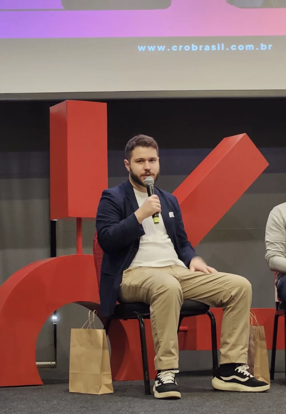 Guilherme participando de um painel no CRO Brasil
